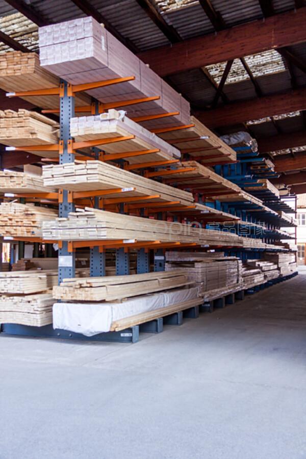 堆放在仓库中供运输或生产的木板